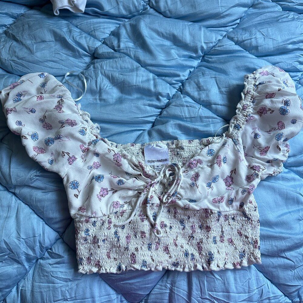 Skylar and Madison Puff Sleeve Smocked V Neck Crop Top Size M EUC